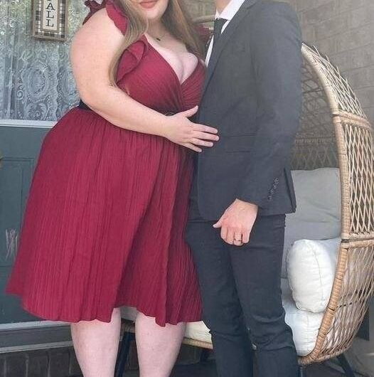 Man mocked for being with 252 lb woman, has the perfect response to shut haters up