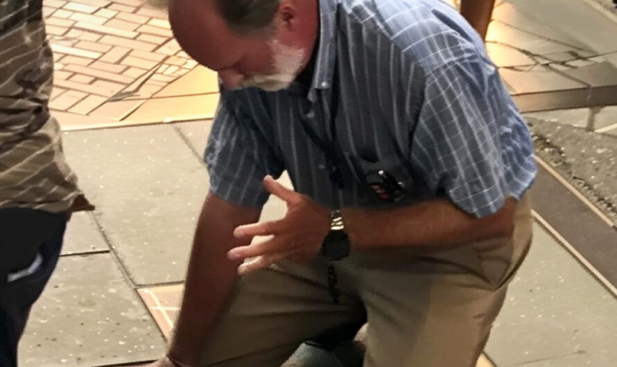 Man Who Left His Wife of 47 Years Begs on His Knees for Her Forgiveness Months Later — Story of the Day