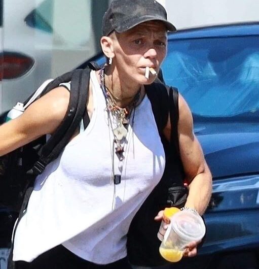 Recognize the celebrity in the photo? ‍♀️ Once she was a famous actress who had everything – fame, money and a stunning appearance.Now she lives like a homeless looking for food in trash cans Check her name and more photos in the comment box below ⬇️