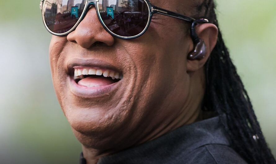 Stevie Wonder Always Performs in Glasses – He Took Them off 3 Times to Show His Face