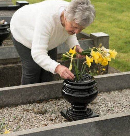 Old woman brought son’s favorite pastry to his grave and found a note saying ‘Thank You’ upon her return