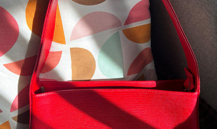 I Accidentally Took My Daughter’s Purse Instead of Mine and Was Totally Shocked by What I Found Inside